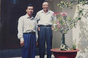 Ông Sáu Khải trong lòng người lái xe kề cận