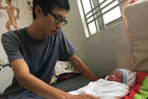 Tấm lòng của người dưng với bé trai bị bỏ rơi