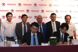 Các bác thôi ‘đánh nhau’ để chúng cháu đá!