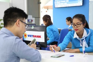 Ám ảnh quà tặng, phí gầm bàn khi vay tiền ngân hàng