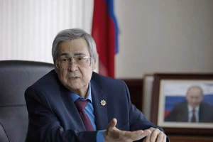 Thống đốc Nga từ chức, cấp phó quỳ gối xin lỗi dân