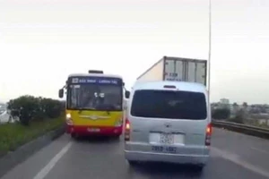 Tước bằng lái tài xế xe buýt đi ngược chiều trên QL