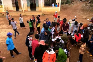 Công an xuống thôn, làng làm chứng minh nhân dân