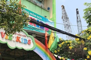 Trường đóng cửa vì công trình sát vách