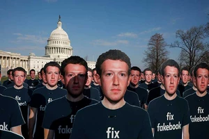 Ông chủ Facebook giữa muôn trùng vây