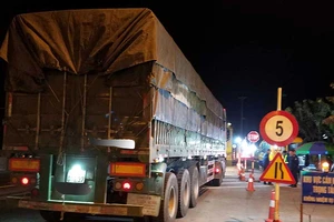 Trạm cân ‘thất thủ’ trước xe quá tải