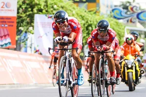 ‘Bốn chàng ngự lâm’ VUS gò lưng trong thế 4 chống 6​