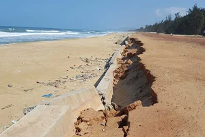 Kè 80 tỉ đồng mới vận hành đã tan nát