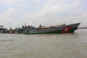 ‘Cát tặc’ tổng tấn công sông Hàm Luông