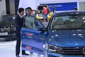 Thuế, phí đè nặng ô tô