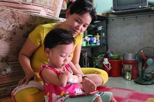 Hành trình tìm lại đôi chân bé nhỏ cho Quyên