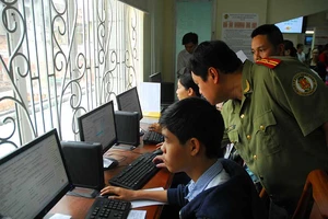 Bất ngờ bị phạt khi đi làm hộ chiếu