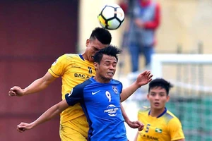 Các CLB bóng đá Việt Nam không chịu lớn