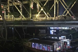 Thuyền rồng ‘chui’ trên sông Hương