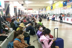 Cả trăm ngàn người đổ về bến xe đi nghỉ lễ