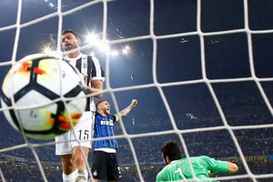 Derby nước Ý, thẻ đỏ và 2 bàn đá phản lưới nhà