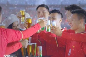 Phản cảm Quang Hải ‘dzô… dzô…’ quảng cáo bia