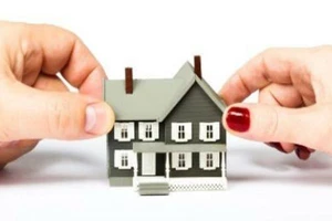 Tố vợ ngoại tình với ‘phi công’ trẻ, chiếm tài sản chung