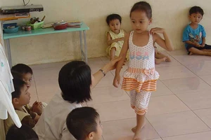 Giáo viên mầm non trước camera trong lớp học