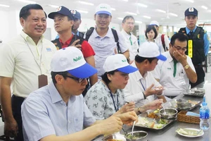 Khi Phó Thủ tướng thị sát chợ và ăn cơm cùng công nhân