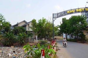 Thủ Đức và quận 12: Nước kênh có màu lạ