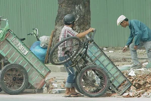 Rác xây dựng đổ bừa bãi vì thiếu nhà máy xử lý