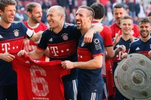 Bundesliga ‘vua’ bị xô ngã ngày đăng quang đĩa bạc