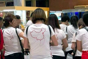 Không chấp nhận du khách mặc áo in hình ‘đường lưỡi bò’