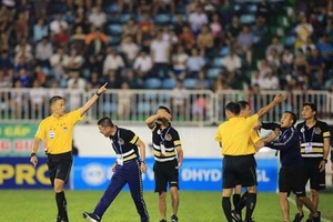 Trọng tài ‘sợ chết’!