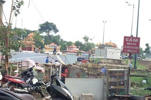 TP.HCM: Vô tư ăn ở, buôn bán cạnh đường sắt