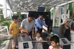 Buýt sông đang làm nhiệm vụ tàu du lịch