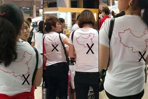 Sẽ xử lý khách du lịch mặc áo ‘lưỡi bò’ ra sao?