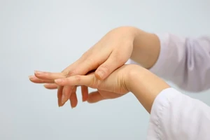 Không sinh thêm con, bị chồng đánh mất ngón tay