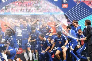 Lấy xe buýt bịt cầu môn, Conte khiến Mourinho tức điên