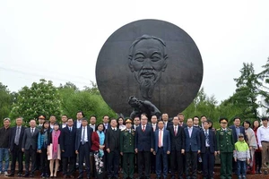 Lễ dâng hương kỷ niệm 128 năm ngày sinh của Bác tại Moscow