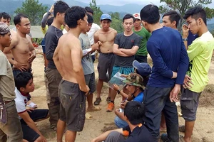 Thi thể phượt thủ đã được đưa lên đỉnh thác