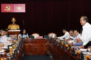 Ông Trương Hòa Bình làm việc với Ban Thường vụ Thành ủy TP.HCM