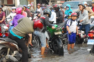 Dân bức xúc ngập nước mà lại nói ‘tụ nước’