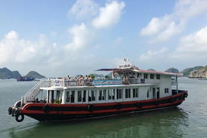 Tàu du lịch Cát Bà bị cấm vào vịnh Hạ Long