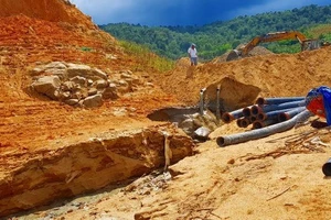 Phá rừng, trộm cát công khai ở lòng hồ Đa Mi