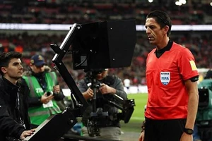 Trọng tài nhờ VAR trừng phạt cầu thủ chơi xấu