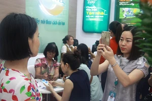 Sợ bị khóa SIM, khách hàng lại rồng rắn bổ sung ảnh