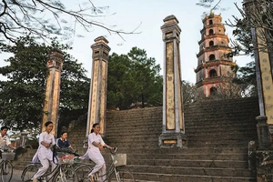 Nhiếp ảnh gia Pháp ra mắt sách ảnh chùa Việt Nam