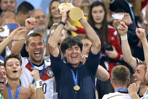 Joachim Loew mơ được như… Zidane