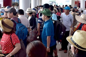 Điều 12 tàu đưa hàng ngàn du khách kẹt ở đảo Lý Sơn vào bờ