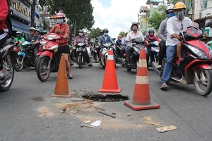 Xuất hiện ‘hố tử thần’ giữa giao lộ tại Gò Vấp