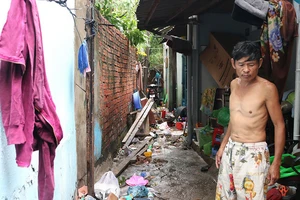 Mất ngủ vì sợ mưa xuống sẽ trôi máy giặt, tivi...