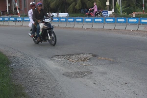 Chủ đầu tư nói gì về đường dẫn cầu Cổ Chiên sụp lún?