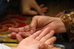 Thầy cúng ly hôn với thầy bói