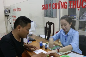 Phục vụ dân, cán bộ làm xuyên trưa, tối